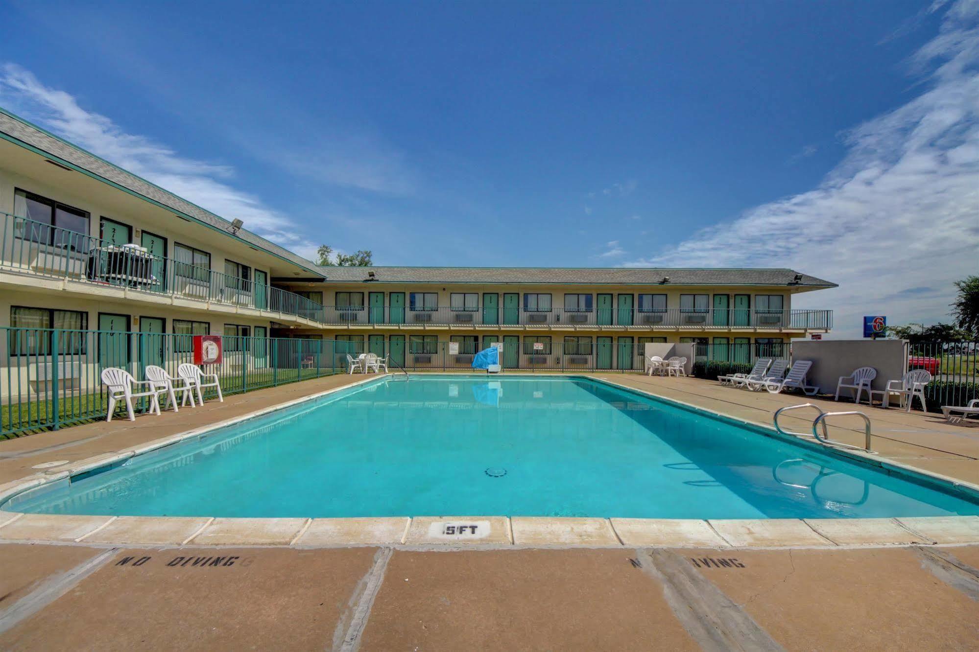 Regency Inn Tulsa Oakhurst Exterior photo