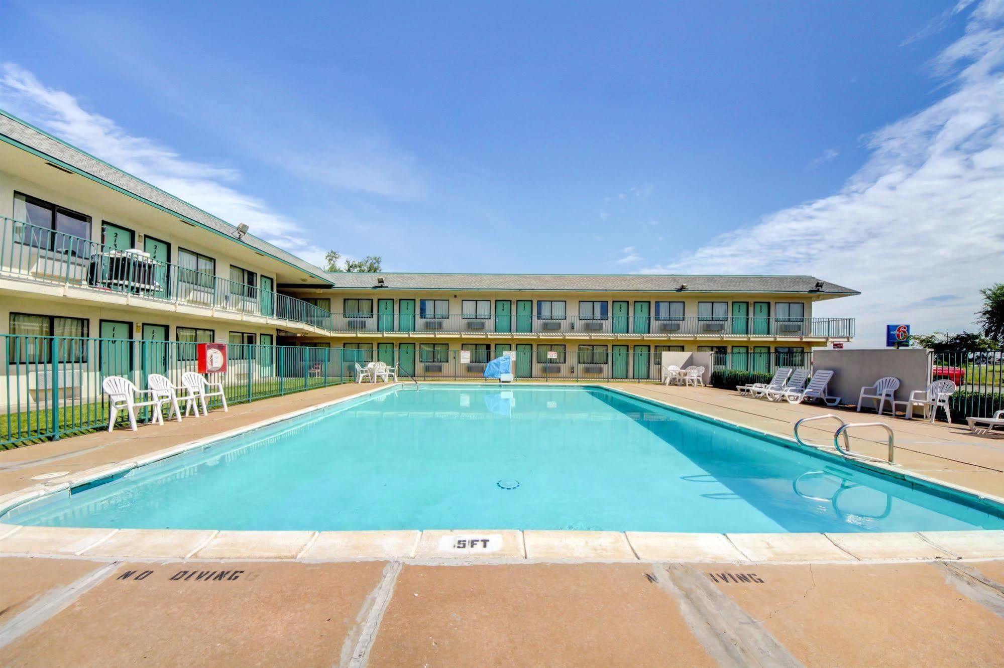 Regency Inn Tulsa Oakhurst Exterior photo