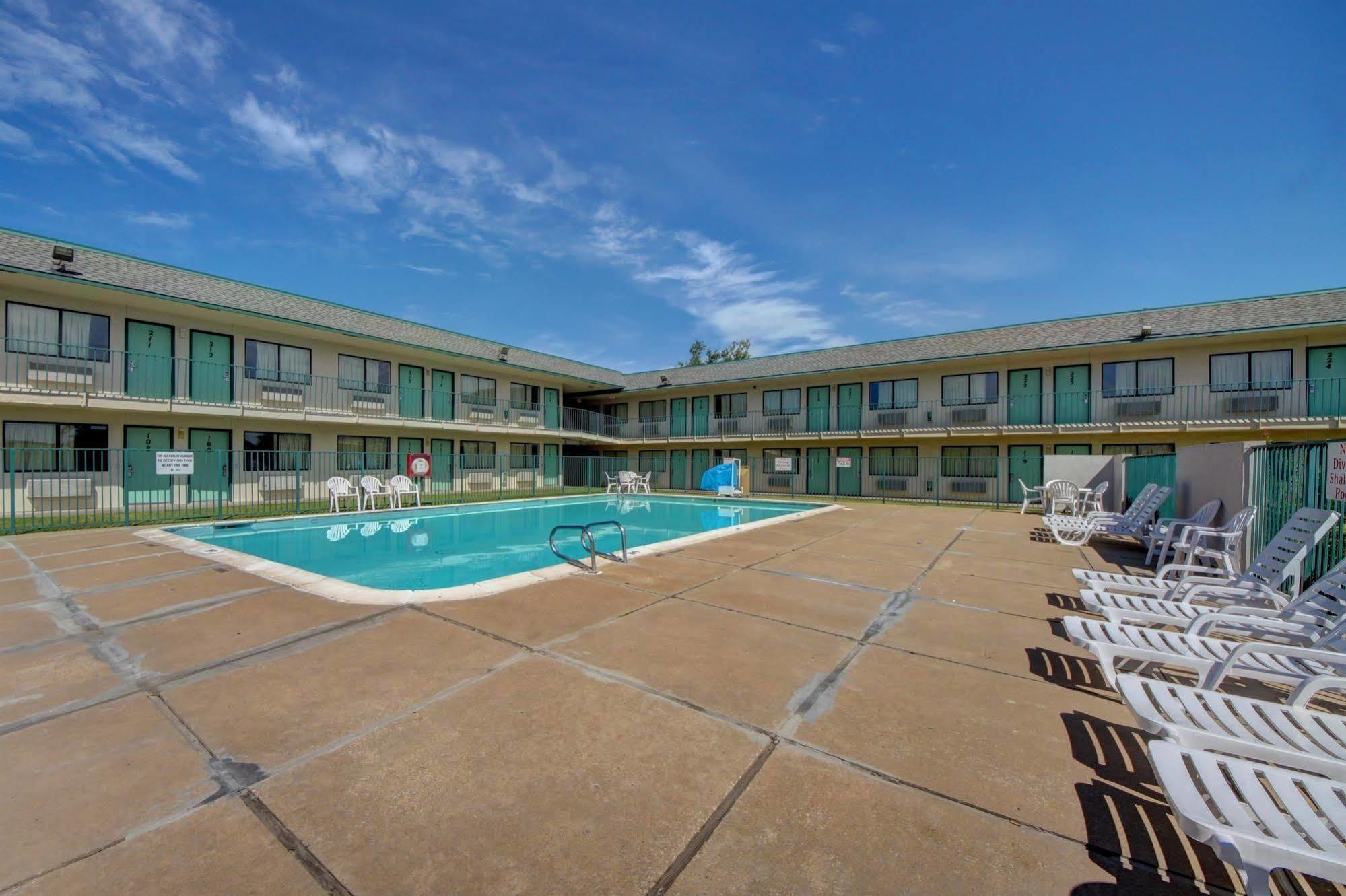 Regency Inn Tulsa Oakhurst Exterior photo