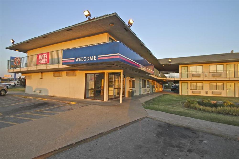 Regency Inn Tulsa Oakhurst Amenities photo