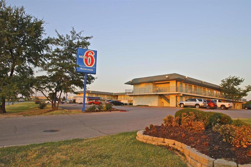 Regency Inn Tulsa Oakhurst Amenities photo