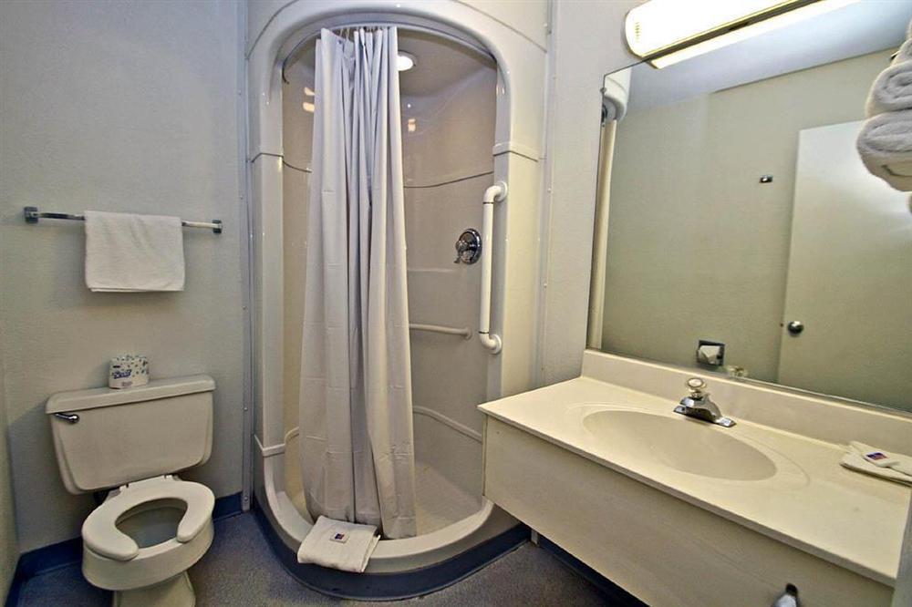 Regency Inn Tulsa Oakhurst Room photo
