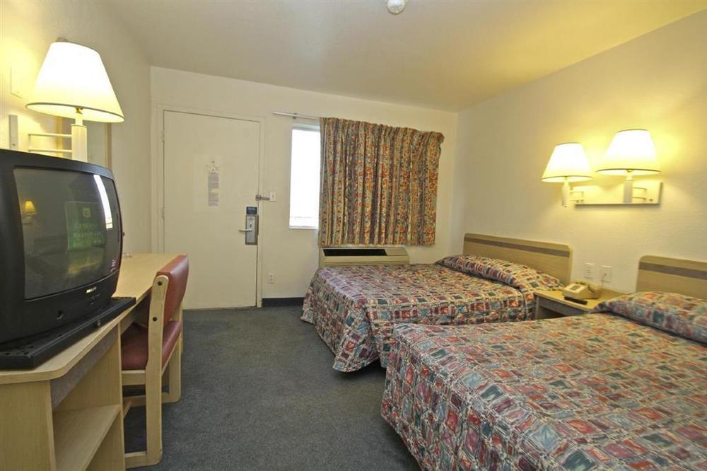 Regency Inn Tulsa Oakhurst Room photo